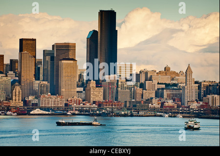 Rimorchiatori cross della Baia di Elliott a Seattle, Washington durante il tramonto in attesa di cargo e navi cisterna per la guida nella porta. Foto Stock