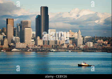 Rimorchiatori cross della Baia di Elliott a Seattle, Washington durante il tramonto in attesa di cargo e navi cisterna per la guida nella porta. Foto Stock