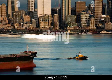 Rimorchiatori cross della Baia di Elliott a Seattle, Washington durante il tramonto in attesa di cargo e navi cisterna per la guida nella porta. Foto Stock