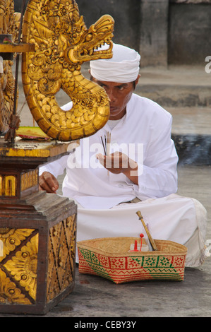 Balinese danza Kecak un tradizionale e teatro religioso atto che racconta una storia degli dèi. Eseguita a Uluwatu durante il tramonto Foto Stock