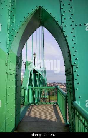 Sottile immagine HDR di drammatiche ogiva passaggio su St. Johns ponte in Portland, O Foto Stock