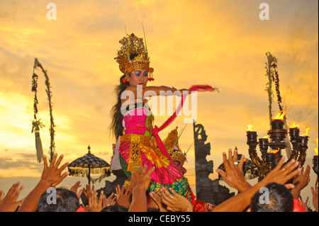 Balinese danza Kecak un tradizionale e teatro religioso atto che racconta una storia degli dèi. Eseguita a Uluwatu durante il tramonto Foto Stock