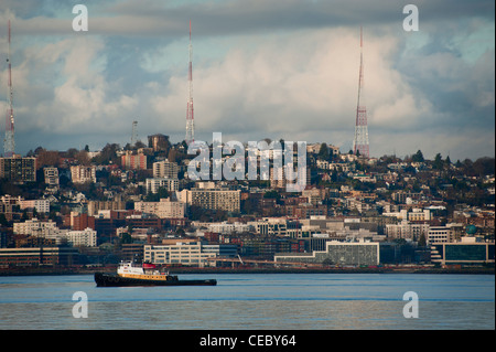 Rimorchiatori cross della Baia di Elliott a Seattle, Washington durante il tramonto in attesa di cargo e navi cisterna per la guida nella porta. Foto Stock