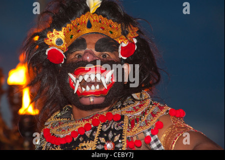 Balinese danza Kecak un tradizionale e teatro religioso atto che racconta una storia degli dèi. Eseguita a Uluwatu durante il tramonto Foto Stock