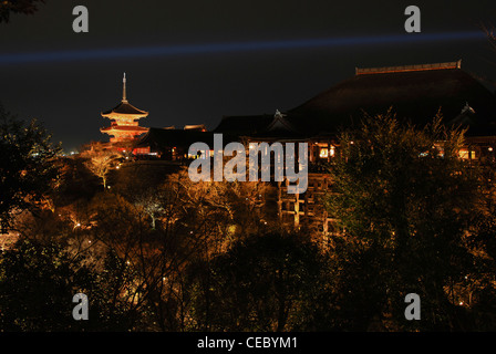 Kyoto Kyomizu-dera tempio di notte durante la luce fino festival. Un giapponese tempio in legno realizzato senza viti né chiodi Foto Stock