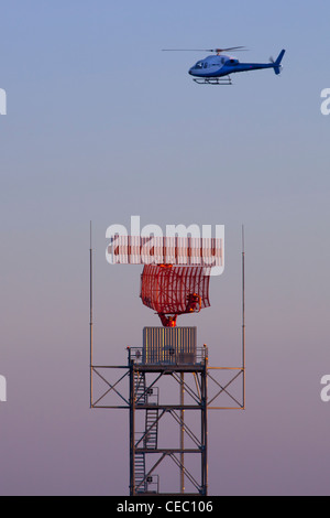 Il controllo del traffico aereo radar sistema rotante a Oxford Aeroporto al crepuscolo Oxfordshire Inghilterra Foto Stock