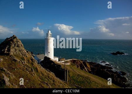 Avviare point lighthouse guardando oltre il canale della Manica e la costa del South Devon, in Inghilterra. Foto Stock
