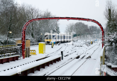 Una linea di Chiltern treno appena fuori Amersham linea principale e la Metropolitan Line station Foto Stock