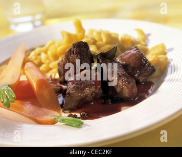 Ragù con i cervi in juniper - alloro - Salsa Con carrotts e self - made - tagliatelle Foto Stock