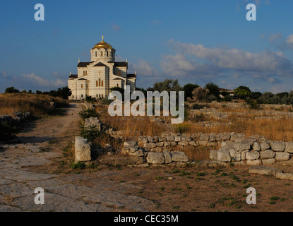 L'Ucraina. Rovine della colonia greca Chersonesus Taurica accanto a Neo-Byzantine Chiesa Ortodossa Russa. Sebastopoli. Foto Stock