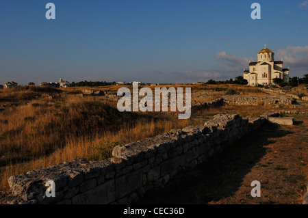 L'Ucraina. Rovine della colonia greca Chersonesus Taurica accanto a Neo-Byzantine Chiesa Ortodossa Russa. Sebastopoli. Foto Stock