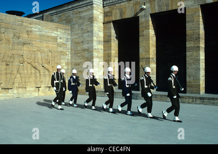 Soldati turchi marciato e mantenendo la guardia a Ataturk il Mausoleo, o Anitkabir, Ankara, Turchia Foto Stock