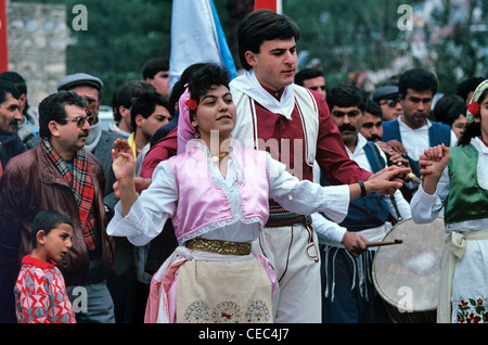 Coppia turca Danza tradizionale di un folk turco o di ballerini folcloristici nella regione dell'Egeo, Izmir, Turchia Foto Stock