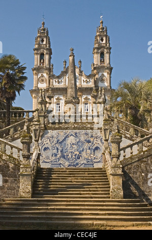 Il Portogallo, Lamego, XVIII C chiesa cattolica di Nostra Signora dei Rimedi (Los Remedios) visto dall'enorme scalinata che conduce a t Foto Stock