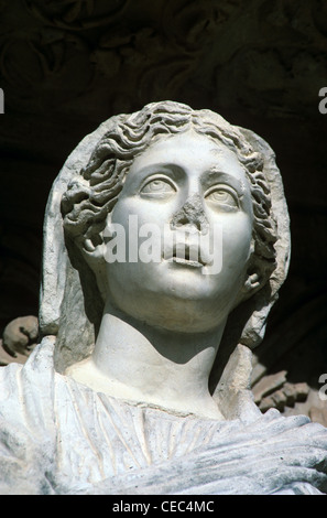 Statua in marmo e Ritratto della dea greca Arete, la personificazione della virtù, Biblioteca di Celso, Efeso, Turchia Foto Stock