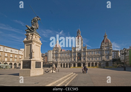 L'Europa, la spagna, La Coruna, Ayuntamiento (xx secolo Municipio) e la statua di Maria Pita, nella piazza di Maria Pita Foto Stock