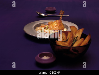 Cassoulet dall'anatra e rosmarino - patate Foto Stock