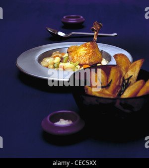 Cassoulet dall'anatra e rosmarino - patate Foto Stock