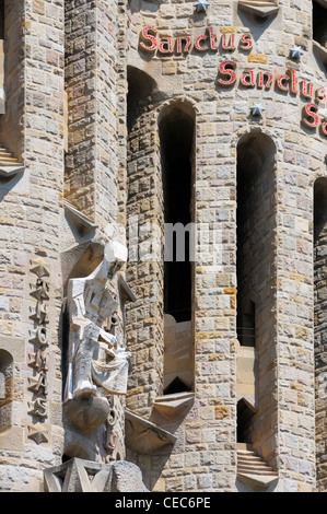 La facciata della Passione della Sagrada Familia (Chiesa della Sacra Famiglia) a Barcellona, Spagna. Foto Stock