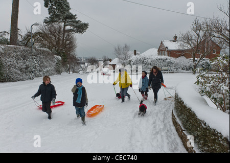 Cinque persone con le slitte. Hastings. East Sussex. Inghilterra, Regno Unito Foto Stock