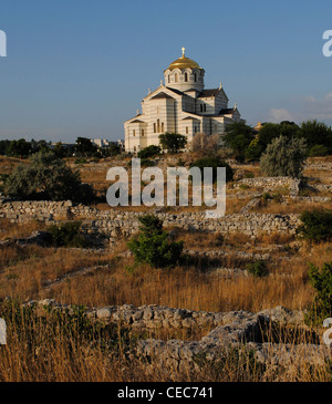 L'Ucraina. Rovine della colonia greca Chersonesus Taurica. Vi secolo a.c. accanto a Neo-Byzantine Chiesa Ortodossa Russa. Sebastopoli. Foto Stock