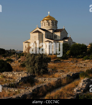 L'Ucraina. Rovine della colonia greca Chersonesus Taurica. Vi secolo a.c. accanto a Neo-Byzantine Chiesa Ortodossa Russa. Sebastopoli. Foto Stock