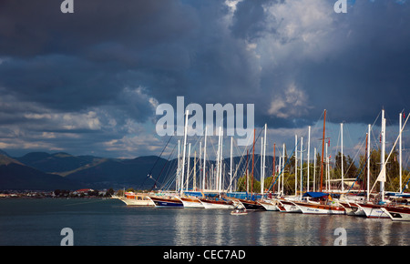 Caicco vela su tacchini Lycian Costa turchese Foto Stock