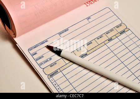 Un ricevimento aperto libro e penna si posa su un tavolo. Foto Stock