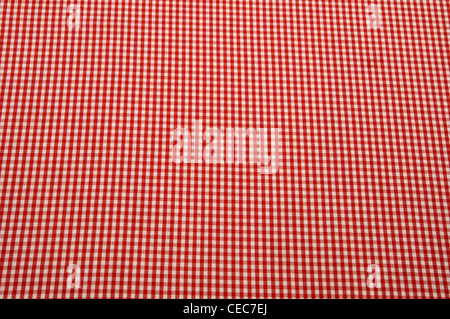 Un rosso e bianco panno tavolo sparso e piatto Foto Stock