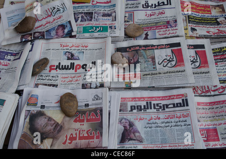 Egyptian quotidiani annunciano la morte del leader libico Qadaffi Foto Stock