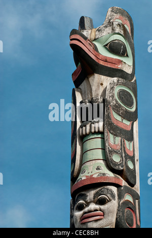 Un totem pole in Sitka Alaska. Foto Stock