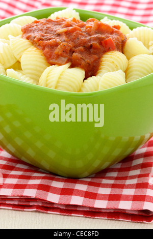 Deliziosa pasta gusci con chunky marinara salsa fatta con carne e verdure Foto Stock