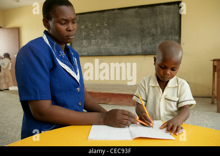 Vivaio insegnante Elisabetta Taiwo insegnamento con Stephen Acha presso una scuola primaria di Lagos, Nigeria, Foto Stock