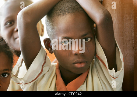 Timilehin Yakubu, classe 4, durante l'aperitivo in una scuola primaria di Lagos, Nigeria Foto Stock