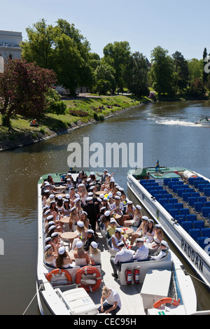 Allievi felici coloro che celebrano lo studente con un viaggio sul canale di Göteborg Foto Stock