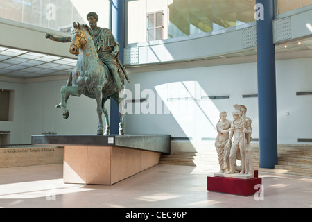 Brronze statua equestre dell'imperatore romano Marco Aurelio e gruppo marmoreo statua di Venere e Marte. Museo Capitolino Roma Foto Stock