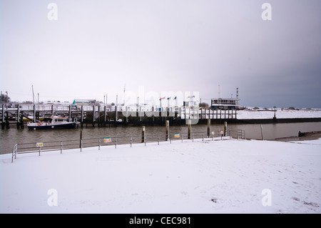 Porto di segale Riverfront e il fiume Rother East Sussex Regno Unito in inverno dopo una nevicata Foto Stock