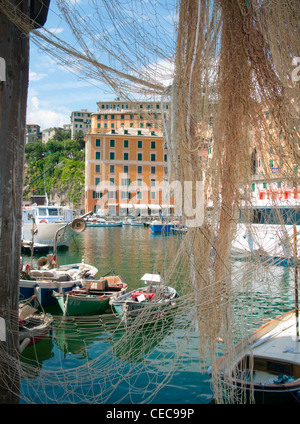 Porto di pescatori di Camogli, villaggio di pescatori a provincia Genova, Liguria, Levante, Italia, mare Mediterraneo, Europa Foto Stock