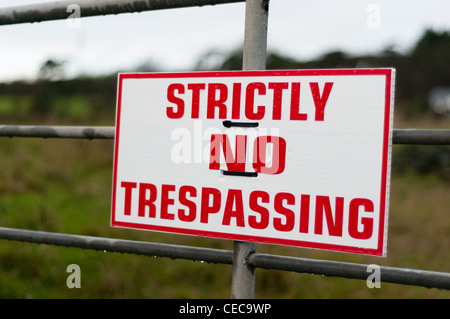 Segno su una fattoria avvertenza "trictly nessuna trasgressione' Foto Stock