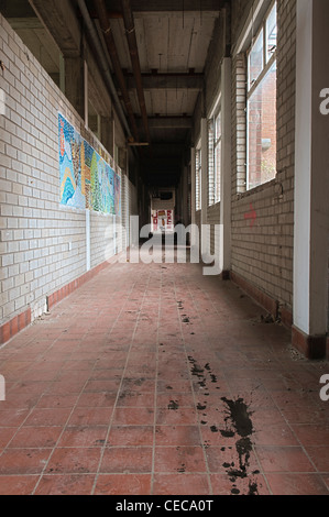 Corridoio in una scuola abbandonata Foto Stock