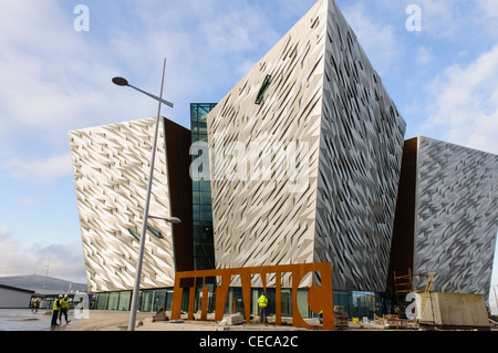 Titanic firma edificio in costruzione. L'edificio è stato progettato per essere la stessa dimensione e forma della prua di una nave. Foto Stock