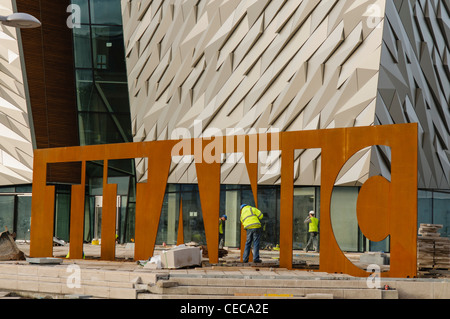 Titanic firma edificio in costruzione. L'edificio è stato progettato per essere la stessa dimensione e forma della prua di una nave. Foto Stock