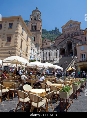 Vista da street cafe sulla Cattedrale di Sant'Andrea, Piazza del Duomo, Amalfi Costiera Amalfitana, sito Patrimonio Mondiale dell'Unesco, Campania, Italia, Europa Foto Stock