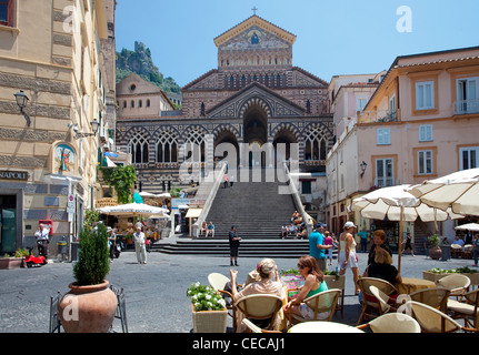 Vista da street cafe sulla Cattedrale di Sant'Andrea, Piazza del Duomo, Amalfi Costiera Amalfitana, sito Patrimonio Mondiale dell'Unesco, Campania, Italia, Europa Foto Stock