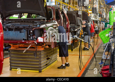 Lavoratori in fabbrica assemblare F-150 pick-up presso la Ford River Rouge assemblaggio finale impianto di linea di produzione in Dearborn, Michigan Foto Stock