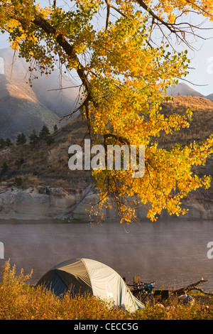 Tenda al campeggio sulla parte superiore del Fiume Missouri Breaks monumento nazionale, Montana, USA Foto Stock