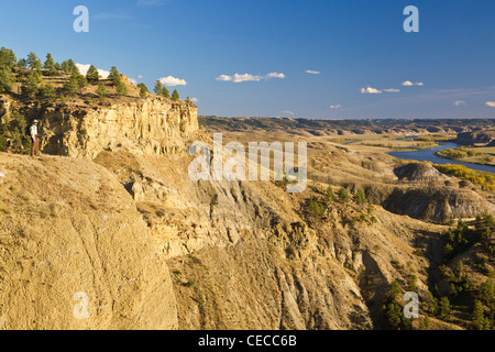 Escursionista prende in vista nella parte superiore del Fiume Missouri Breaks monumento nazionale, Montana, USA MR Foto Stock