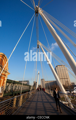 Hungerford Bridge, correttamente noto come il Golden Jubilee Bridges, Central London, England, Regno Unito Foto Stock