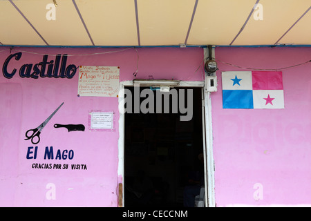 Dettaglio di ingresso a barbieri shop e bandiera panamense, Las Tablas , penisola di Azuero , Panama Foto Stock