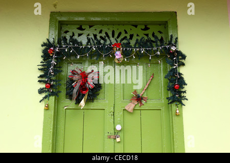 Le decorazioni di Natale sulla porta del colonial cottage , Villa de los Santos , penisola di Azuero , Panama . Foto Stock